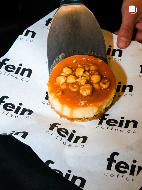FEIN logolu kağıt üzerinde karamelli fındıklı cheesecake dilimi
