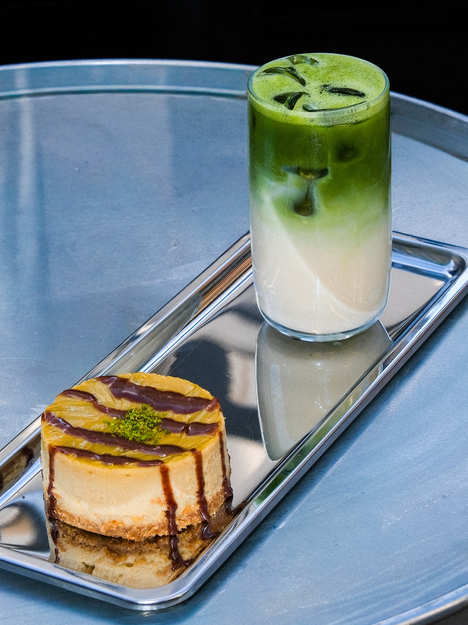 Çelik tepside buzlu matcha latte ve cheesecake