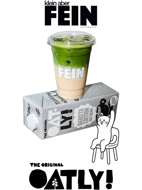 Oatly Barista Edition kutusu üzerinde FEIN bardağında buzlu matcha latte