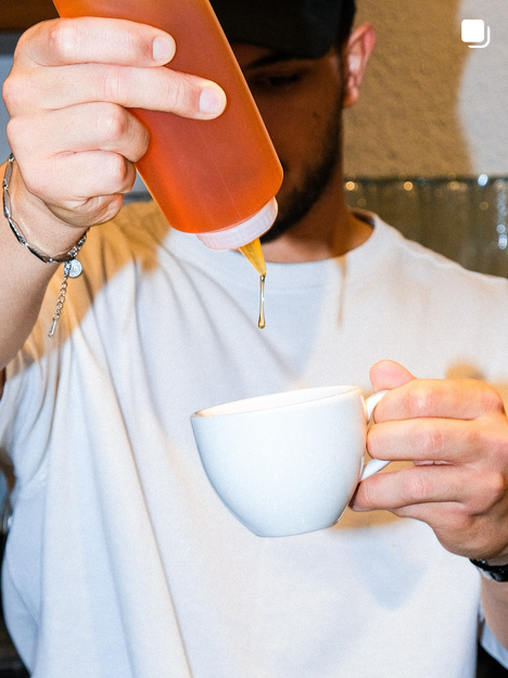 Barista fincana karamel şurup damlatıyor
